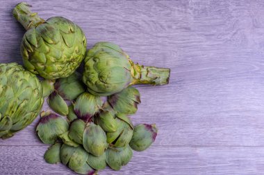 Gri arka planda enginarlar. taze organik enginar çiçeği