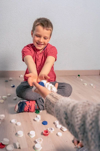 Enfants recyclage des bouteilles et des bouchons en plastique, attitude drôle — Photo