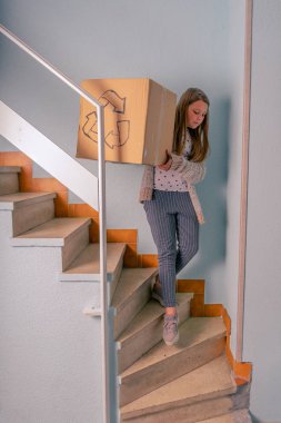 Kız geri dönüşüm şişeler ve plastik kapaklar, komik tutum