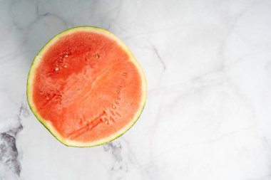 karpuz yarım mermer arka planda kesilmiş