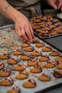 Şekerleme kurabiye, çay macunu, çikolata batırılmış ve şeker kalpleri ile süslenmiş yapma.
