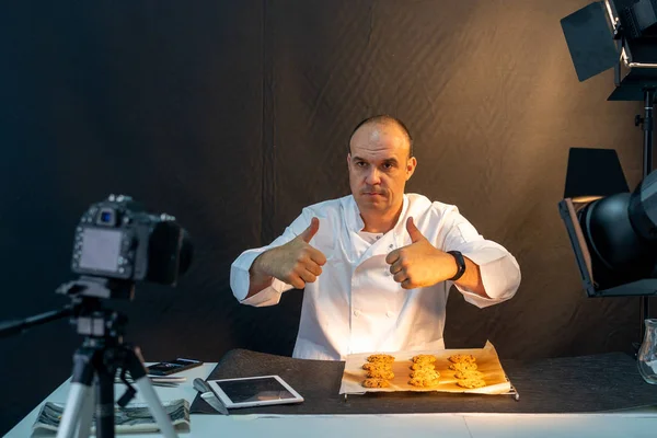 Cocina graba video blog de pastelería en estudio de video o fotografía — Foto de Stock