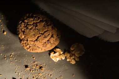 çikolatalı kurabiye rustik arka plan üzerinde