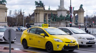 Budapeşte Macaristan 03.15.2019 taxify bekliyor, lamba kahramanlar meydanının yanında