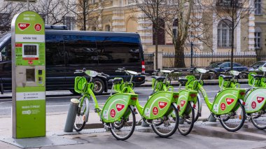 Budapeşte, Macaristan, Mart 15 2019: bubi Moll Andrassy Street bir bisiklet istasyonu kiralama