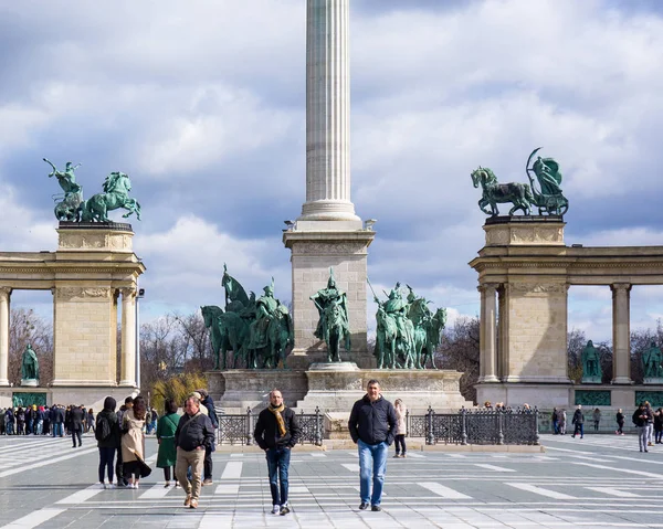 Budapeşte Macaristan 03.15.2019. Three erkekler kahramanlar meydanında yürüyor