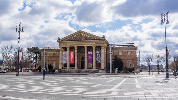 Budapeşte Macaristan 03,15. 2019 Heroes ' Square yan Sanat Galerisi — Stok fotoğraf