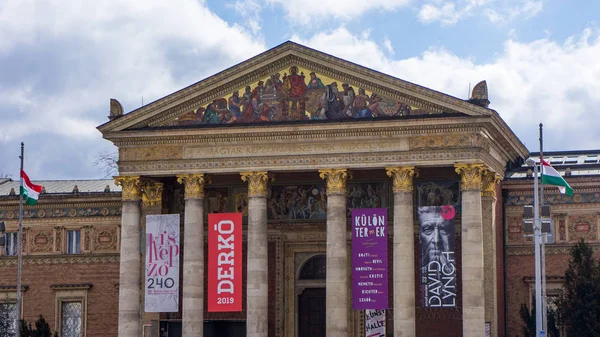 Salle d'art sur le côté carré des héros de budapest — Photo