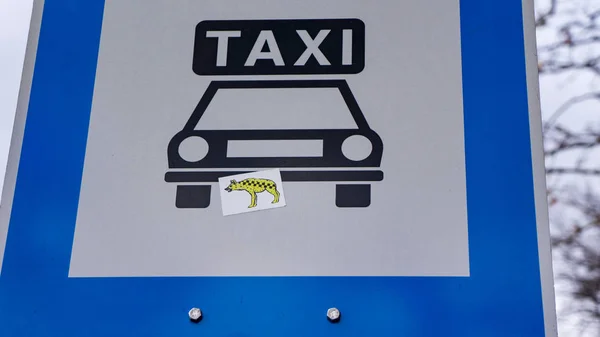 Mesa de taxi con hiena pegatinas en budapest — Foto de Stock