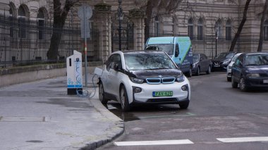 Budapeşte sokak istasyonunda modern elektrikli araba şarj