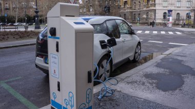 Budapeşte sokak istasyonunda modern elektrikli araba şarj