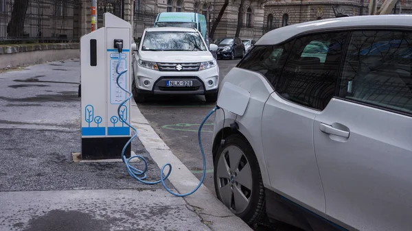Зарядка современных электромобилей на уличной станции в Будапеште — стоковое фото