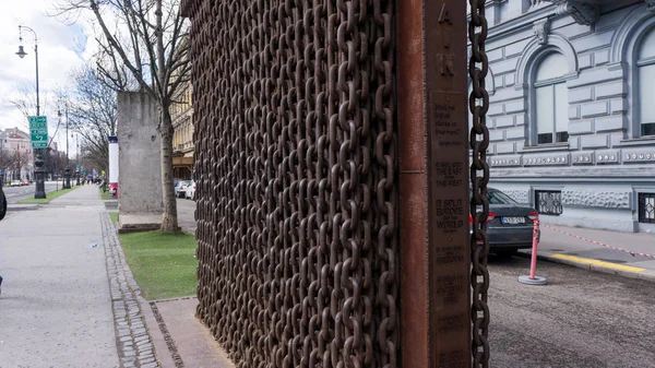 Terör evinin önündeki anıt