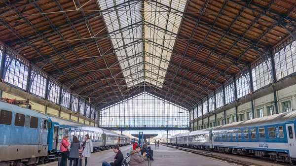 Budapeste Hungria 03 15 2019 passageiros estão esperando na estação ferroviária ocidental em Budapeste . — Fotografia de Stock