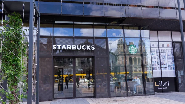 Budapeşte Macaristan 03 15 2019 : Budapeşte'de batı tren istasyonu karşısında bir starbucks kafe.