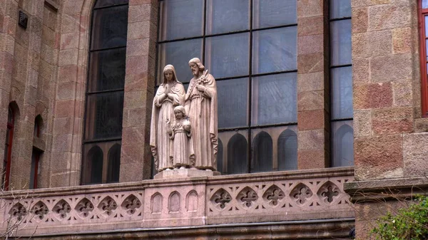 Budapeşte Macaristan 03 15 2019 heykellerile kilise detay