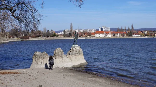 Tata Macaristan 03 04 2017 turistler Tata Gölü'nde kutsal George'un kutsal heykelinin fotoğrafını çekiyor