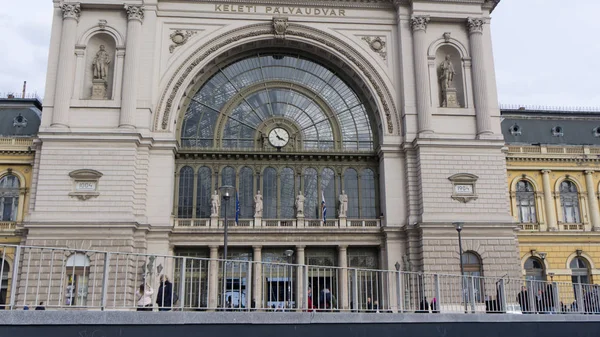 ブダペスト, ハンガリー 03 15 2019 .ケレティ駅はブダペストで最も忙しい鉄道駅です — ストック写真