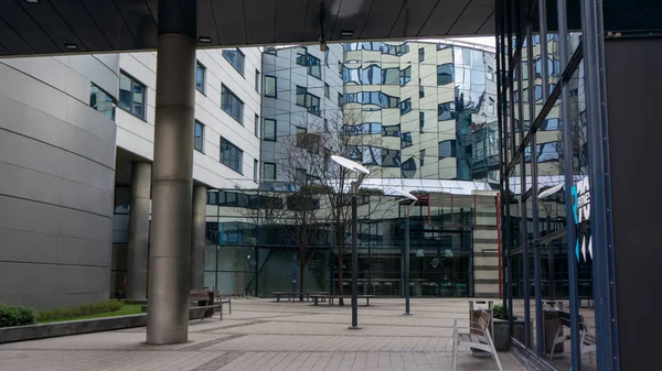 Un edificio con superficies reflectantes — Foto de Stock