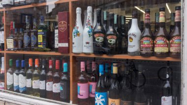 Budapeşte Macaristan 03 15 2019 bir dükkan penceresinde farklı alkollü içecekler