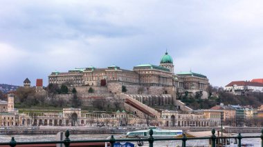 Arka planda Buda Kalesi ile Budapeşte silueti