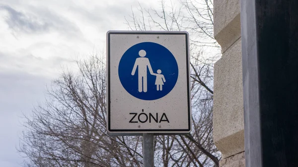 Pedestrian zone that draws attention to pedestrian traffic