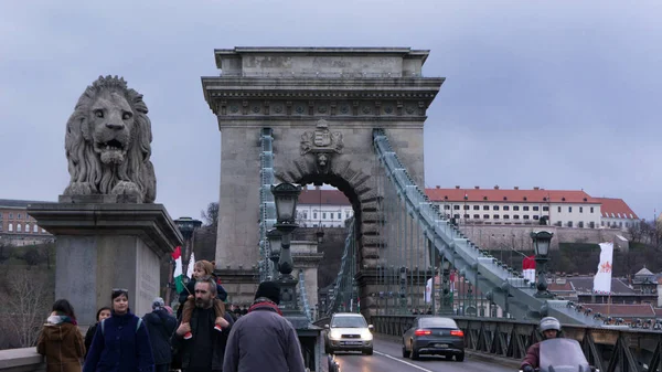 Budapeste Hungria 03 15 2019 habitantes locais celebram as férias nacionais na Ponte Chain em Budapeste — Fotografia de Stock