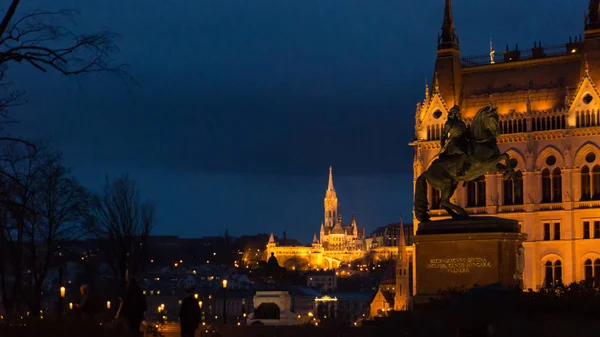 Behind the Hungarian Parliament is the Matthias Church and the Fishermen's Bastion at night — Stock Photo, Image