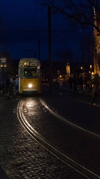 Tram 2 in Boedapest Hongarije 's nachts — Stockfoto