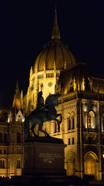 夜のハンガリー国会議事堂の詳細 — ストック写真
