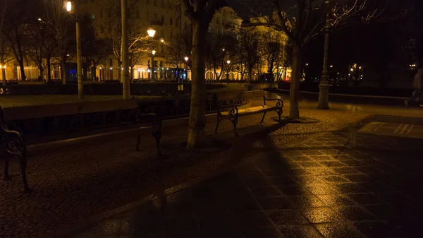 Vista sobre la plaza de la libertad en Budapest Hungría por la noche — Foto de Stock