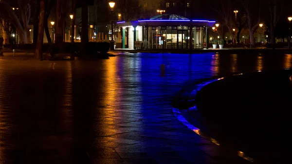 밤에는 헝가리 부다페스트의 리버티 스퀘어를 감상할 수 있습니다. — 스톡 사진