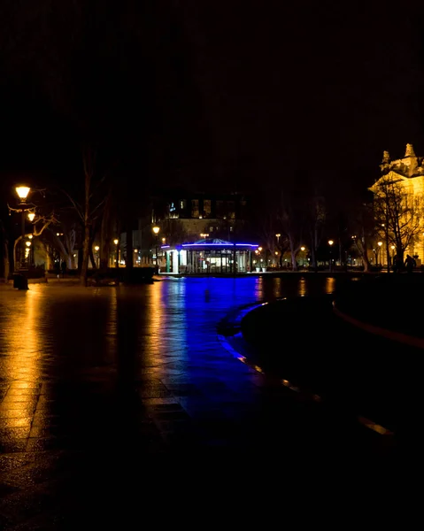 Budapeşte Macaristan'da gece özgürlük meydanında görünüm
