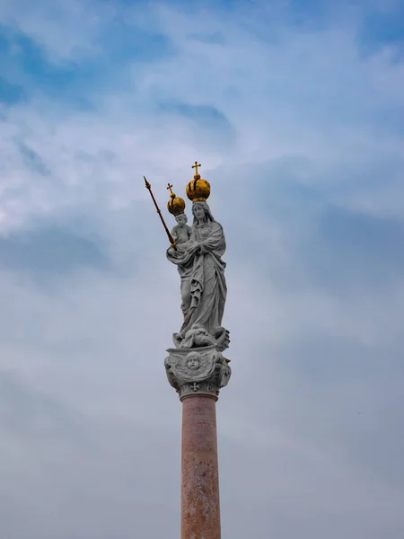 Колонна Девы Марии и младенца Иисуса на главной площади Дьёр-Венгрии — стоковое фото