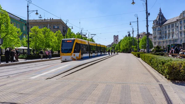 Debrecen Hongrie 04 19 2019 tram passe par la place Kossuth à Debrecen — Photo
