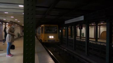Budapeşte metro hattında bazı insanlar araca geliyor