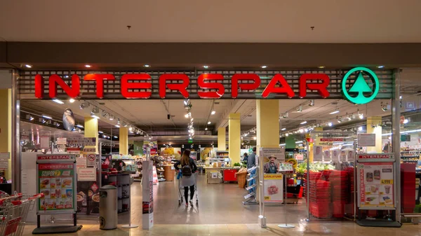 Gyor Macaristan 05 07 2019 genç bir kadın Gyor Interspar yürüyor