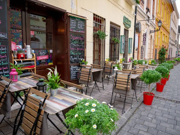 Gyor Hungary 05 07 2019 çiçeklerle rahat bir pub terası