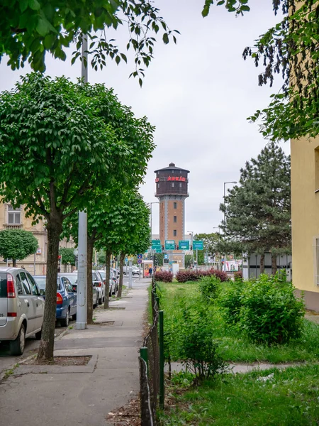 Gyor Hungary 05 12 2019 anuncio del centro comercial Arkad en una antigua torre de agua en Gyor — Foto de Stock