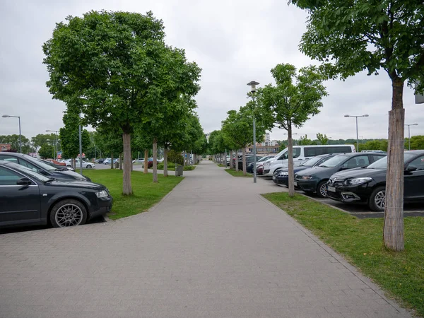 Gyor Hungary 05 12 2019 sendero para caminar en el aparcamiento del Gyor arkad — Foto de Stock