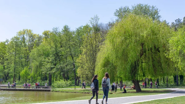 Debrecen Hungary 04 19 2019 turistler ve yerliler Debrecen's Great Forest Park'ta iyi vakit ler din