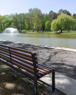 Debrecen Hungary 04 19 2019 turistler ve yerliler Debrecens Great Forest Park'ta iyi vakit ler din