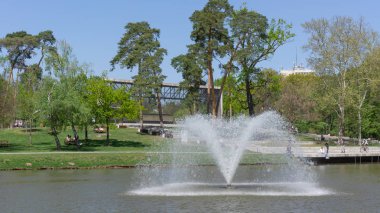 Debrecen Hungary 04 19 2019 turistler ve yerliler Debrecens Great Forest Park'ta iyi vakit ler din