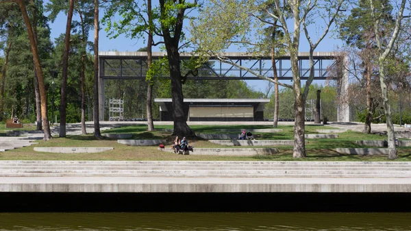 Debrecen Hungary 04 19 2019 turistler ve yerliler Debrecens Great Forest Park'ta iyi vakit ler din