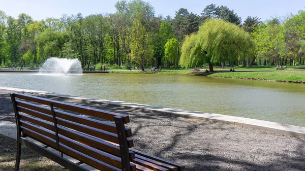 Debrecen Hungría 04 19 2019 turistas y lugareños disfrutan de la buena época en Debrecens Great Forest Park — Foto de Stock