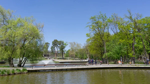 Debrecen Hongrie 04 19 2019 touristes et habitants profitent du bon temps à Debrecens Great Forest Park — Photo