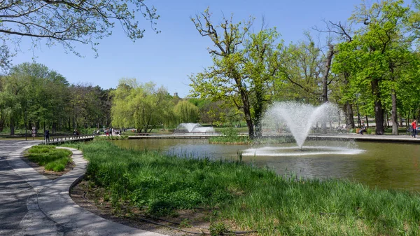 Дебрецен Венгрия 04 19 2019 Туристы и местные жители наслаждаются хорошо провести время в Дебреценс Great Forest Park — стоковое фото
