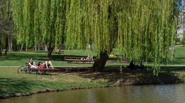 Debrecen Hungary 04 19 2019 turistler ve yerliler Debrecens Great Forest Park'ta iyi vakit ler din
