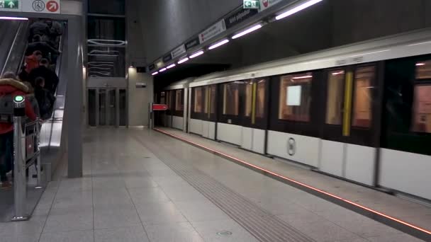 Boedapest Hongarije 03 15 2019: metrostation verlaat de halte — Stockvideo
