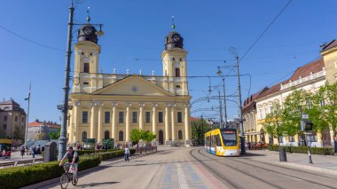 Debrecen Hungary 04 19 2019 tramvayı Debrecen 'de Kossuth Meydanı 'ndan geçiyor